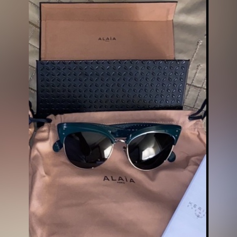 ALAÍA Brand New in Case
Clubmaster Cat Eye
Sunglasses
Color: green - Picture 7 of 9